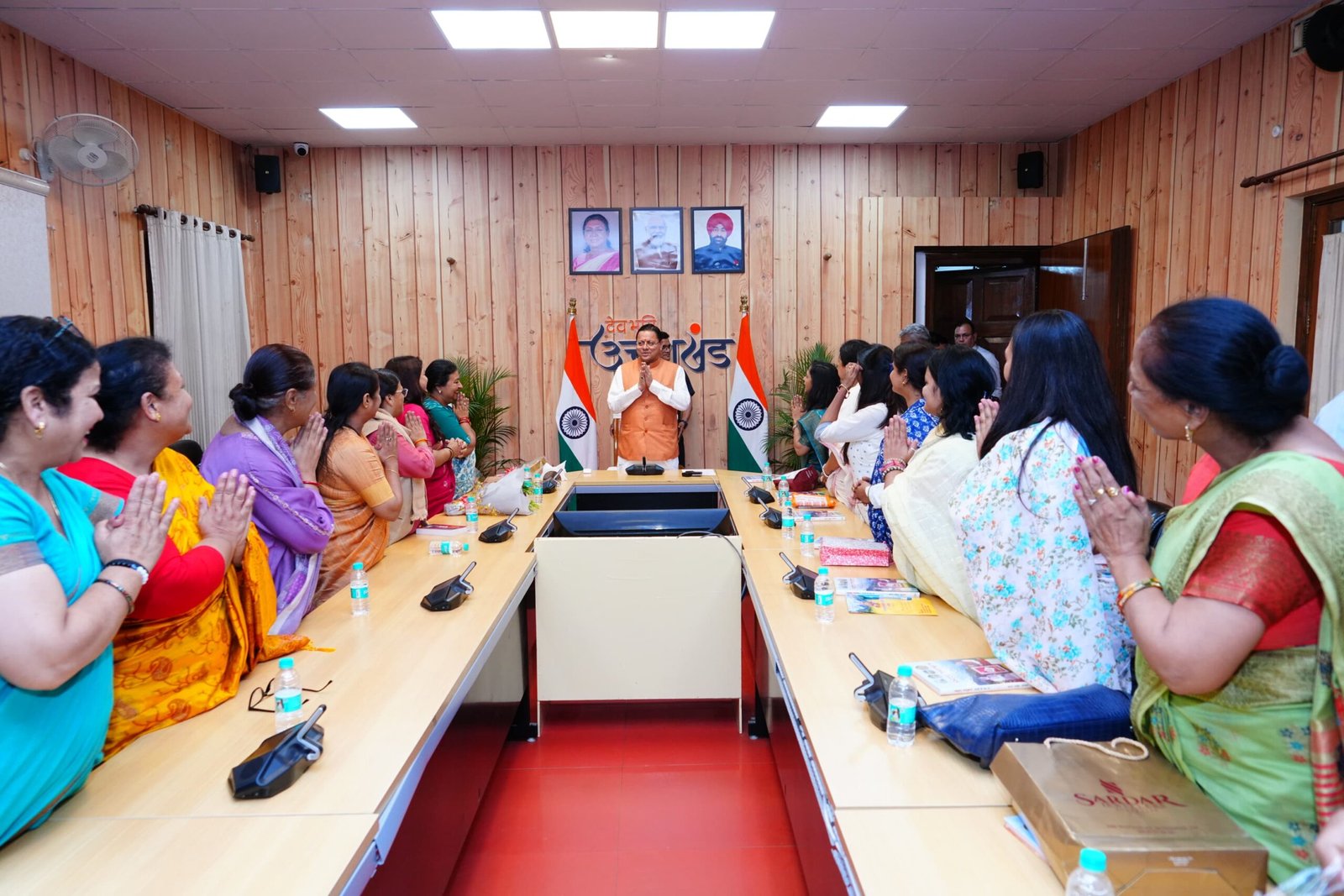 सीएम धामी से भाजपा प्रदेश महिला मोर्चा के प्रतिनिधिमंडल ने की शिष्टाचार भेंट