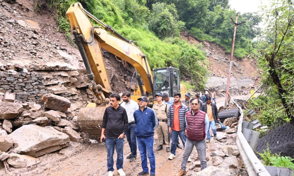 जिलाधिकारी ने स्यानाचट्टी, भूस्खलन क्षेत्र का किया स्थलीय निरीक्षण, वैकल्पिक मार्ग निर्माण के दिए निर्देश