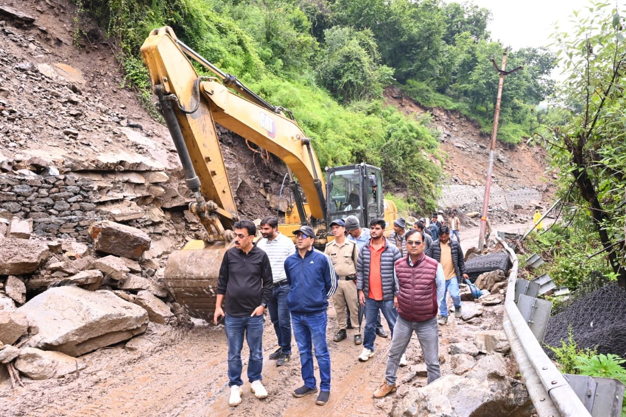 जिलाधिकारी ने स्यानाचट्टी, भूस्खलन क्षेत्र का किया स्थलीय निरीक्षण, वैकल्पिक मार्ग निर्माण के दिए निर्देश