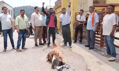 लोहाघाट अस्पताल में डॉक्टरों के तबादलों पर भड़के लोग, स्वास्थ्य मंत्री का पुतला फूंका
