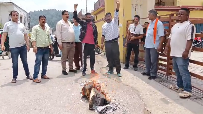 लोहाघाट अस्पताल में डॉक्टरों के तबादलों पर भड़के लोग, स्वास्थ्य मंत्री का पुतला फूंका