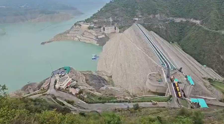 लगातार बारिश से बढ़ रहा टिहरी झील का जलस्तर, जिला प्रशासन अलर्ट