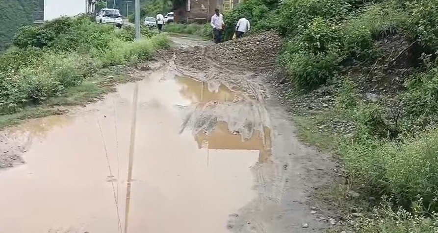 रौलाकोट–मदन नेगी मार्ग 8 घंटे से बंद, जान जोखिम में डालकर दोपहिया वाहनों से सफर कर रहे लोग