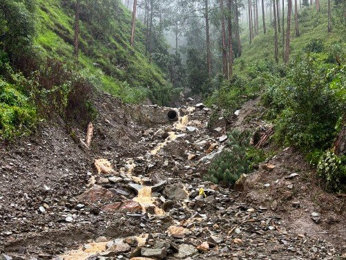 टिहरी में भारी बारिश का कहर, रानीचौरी–नकोट और रानीचौरी–खंडकरी मार्ग पूरी तरह बंद