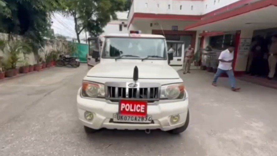 रामनगर में पुलिस और बदमाश के बीच मुठभेड़, जवाबी फायरिंग में एक के पैर में लगी गोली