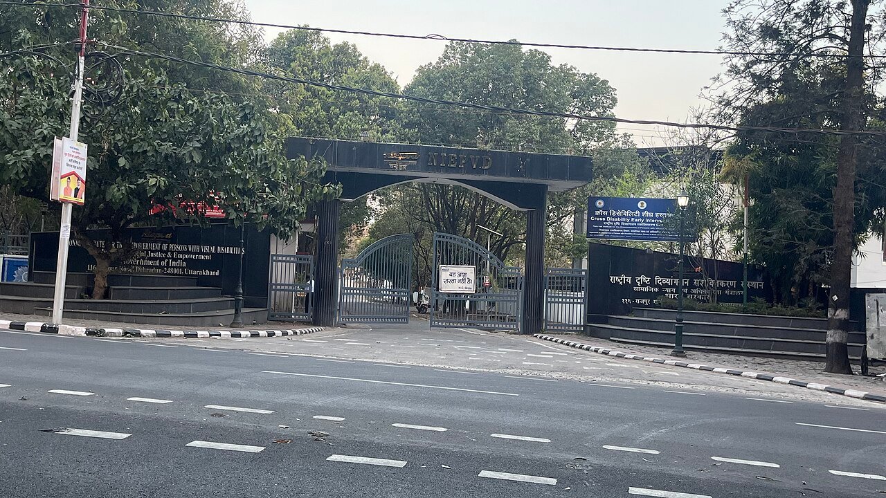 NIEPVD में दिव्यांग छात्रों का फूटा गुस्सा, क्लास छोड़ प्रशासनिक भवन पर प्रदर्शन, स्थायी निदेशक समेत कई मांगें