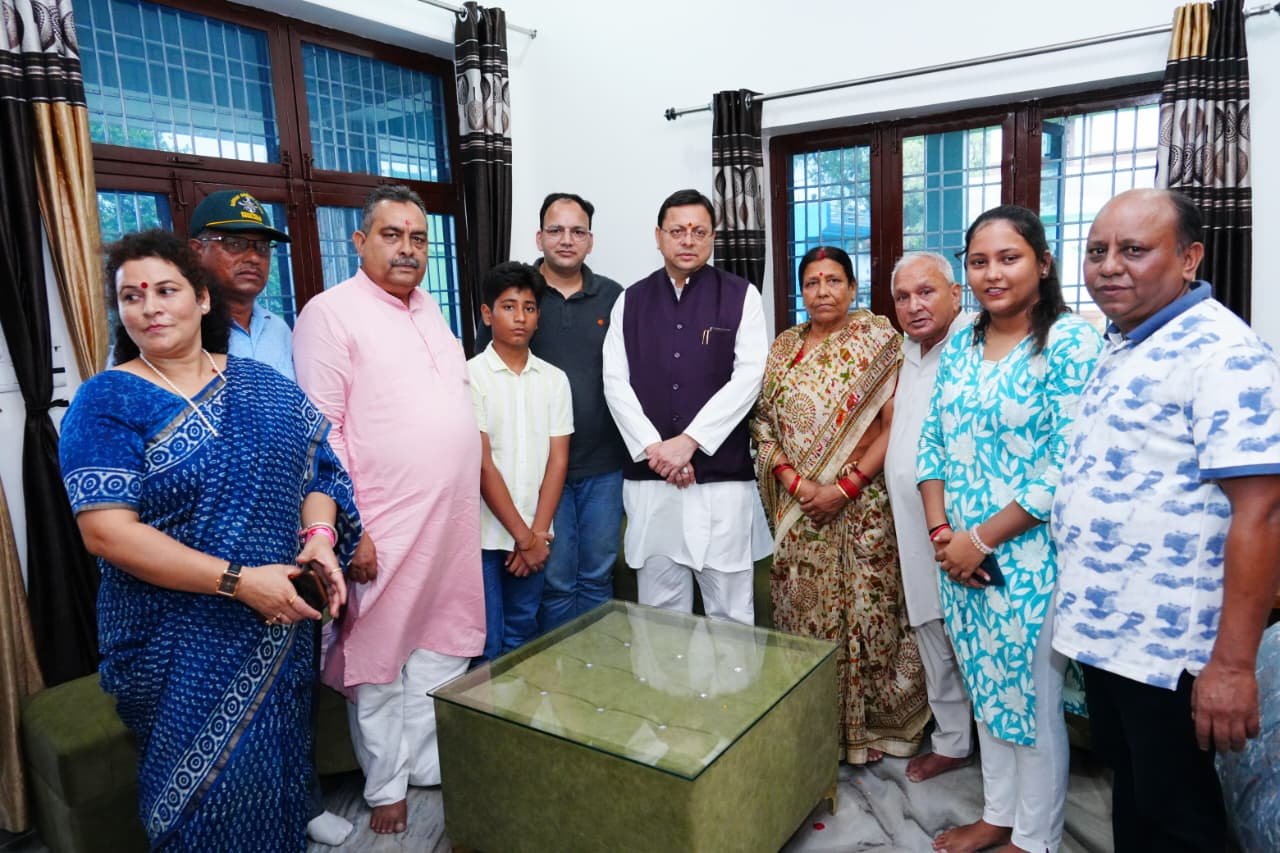 मुख्यमंत्री धामी ने शहीद अमित कुमार अणथ्वाल के परिजनों से की मुलाकात, किया सम्मानित