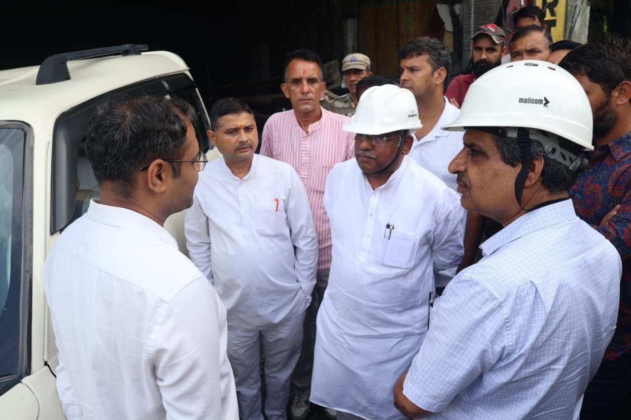 THDC टनल हादसे के बाद सरकार का बड़ा कदम, श्रमिकों से मिले मंत्री