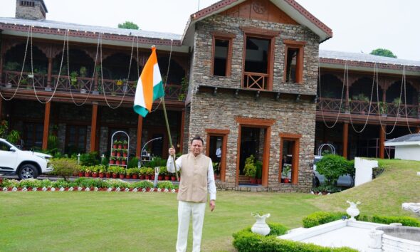 मुख्यमंत्री धामी ने आवास पर फहराया तिरंगा, बोले- हर घर तिरंगा बने जनआंदोलन