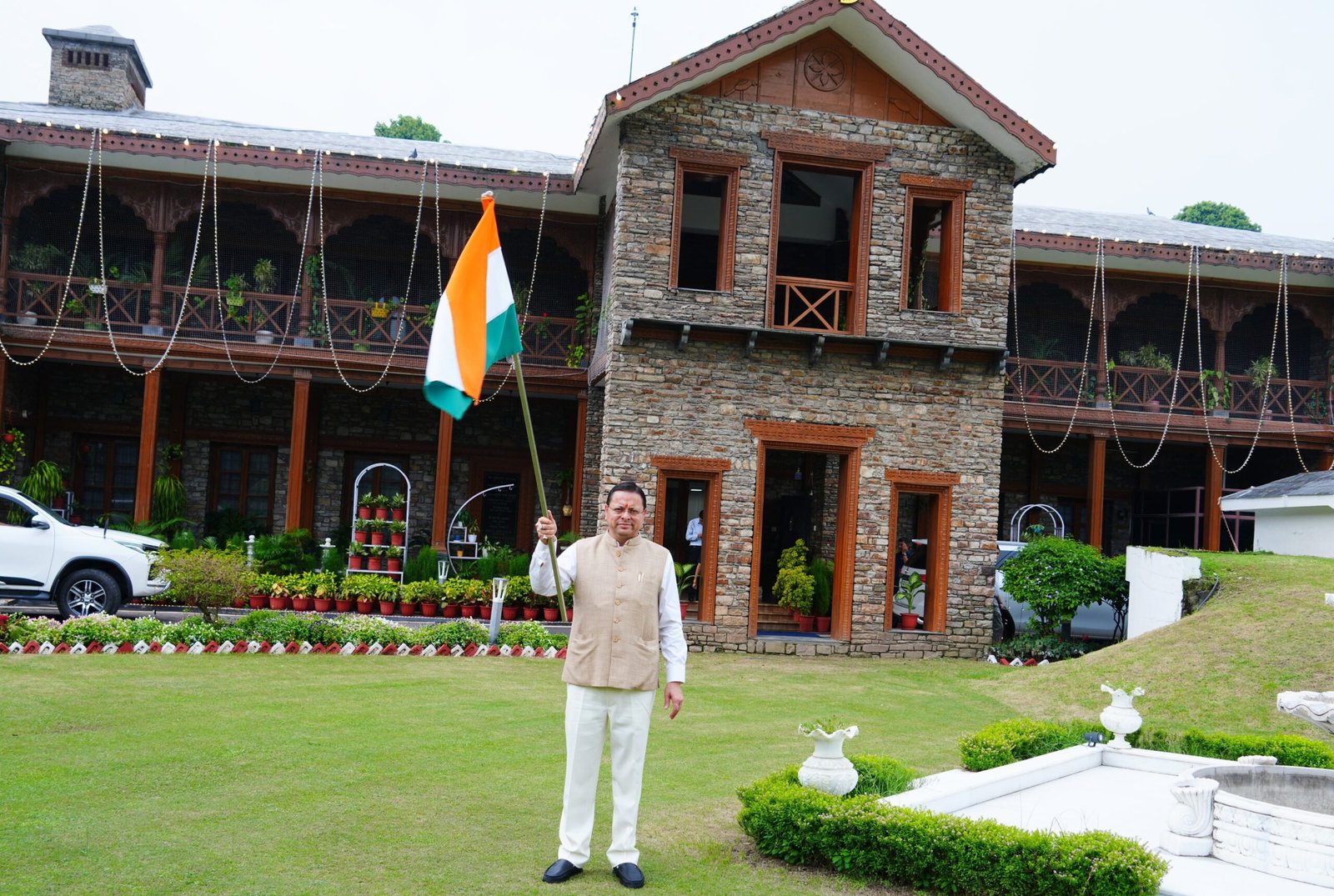 मुख्यमंत्री धामी ने आवास पर फहराया तिरंगा, बोले- हर घर तिरंगा बने जनआंदोलन