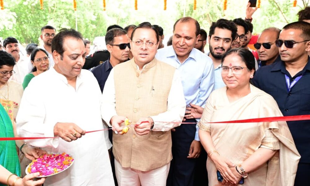 CM ने दून विश्वविद्यालय के दीक्षारम्भ सत्र का किया शुभारंभ, कम्युनिटी रेडियो स्टेशन 88.4 FM भी किया शुरू