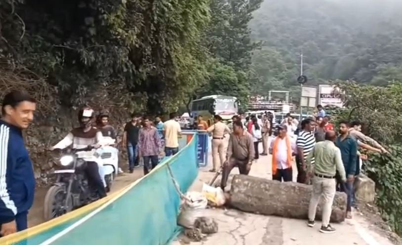 देहरादून-मसूरी मार्ग पर भारी वाहनों की एंट्री बंद, पानीवाला बैंड पर क्षतिग्रस्त हुई दीवार