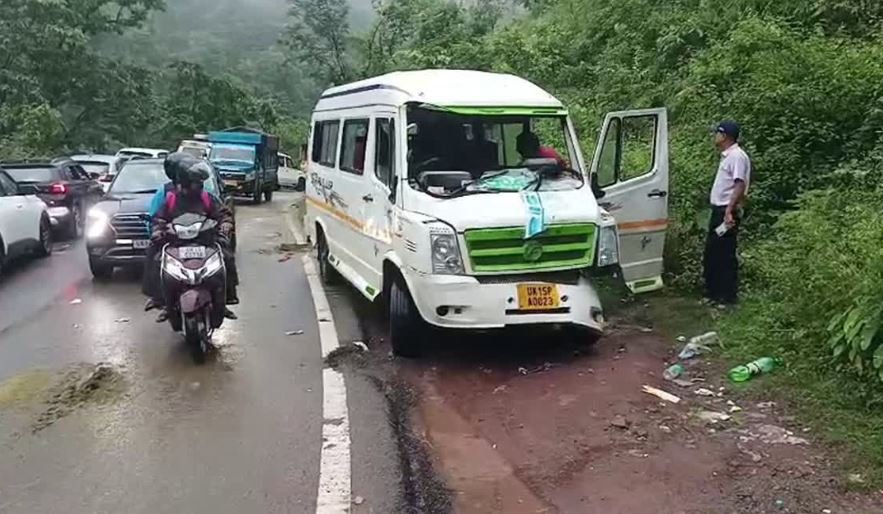 कोटद्वार में हाथियों का तांडव, शिक्षकों से भरे टेंपो ट्रैवलर समेत कई वाहनों में तोड़फोड़