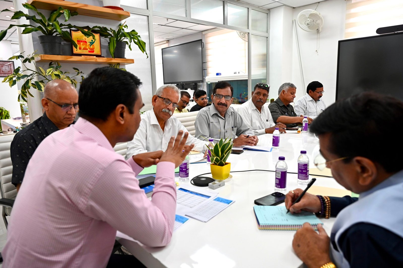SIR को लेकर राजनीतिक दलों के साथ बैठक, 15 लाख नोटिसों पर हो चुकी सुनवाई