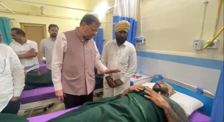 घायल श्रमिकों से मिले सीएम धामी, बोले- हर जान बेहद कीमती