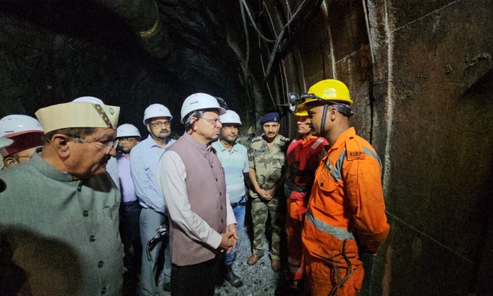 सीएम धामी ने किया घटनास्थल का निरीक्षण, टनल के अंदर पहुंचकर रेस्क्यू अभियान का लिया जायजा