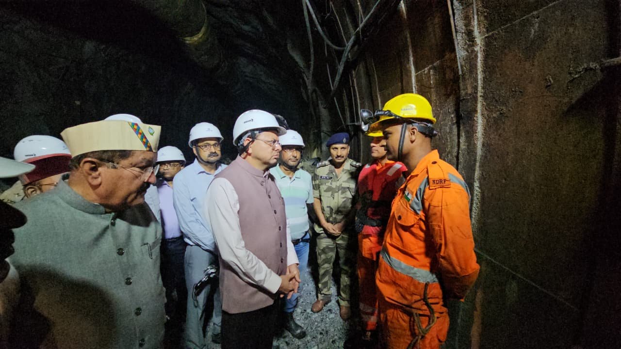 सीएम धामी ने किया घटनास्थल का निरीक्षण, टनल के अंदर पहुंचकर रेस्क्यू अभियान का लिया जायजा
