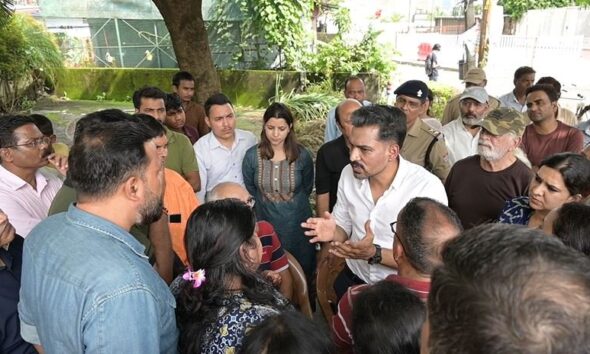 सीमाद्वार में जलभराव पर DM सख्त, 24 घंटे में समाधान का अल्टीमेटम