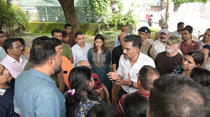सीमाद्वार में जलभराव पर DM सख्त, 24 घंटे में समाधान का अल्टीमेटम
