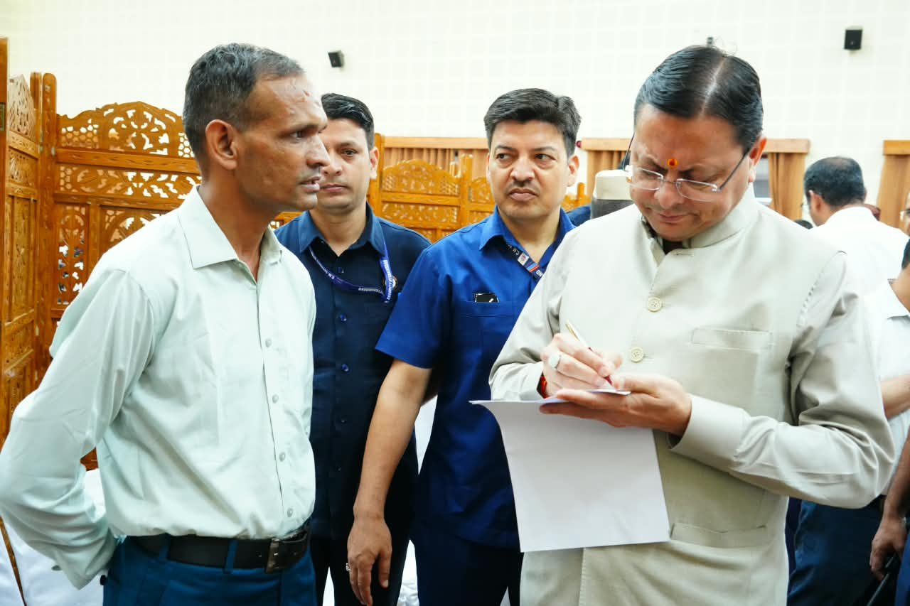 मुख्यमंत्री धामी ने मुख्य सेवक सदन में सुनीं जनसमस्याएं, अधिकारियों को त्वरित समाधान के निर्देश