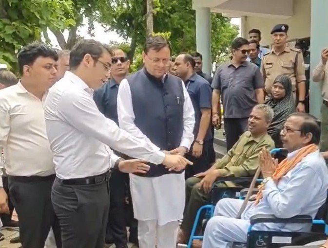 खटीमा में सीएम ने सुनी जनसमस्याएं, दिव्यांगों को व्हीलचेयर और महिलाओं को मिली रोजगार की सौगात
