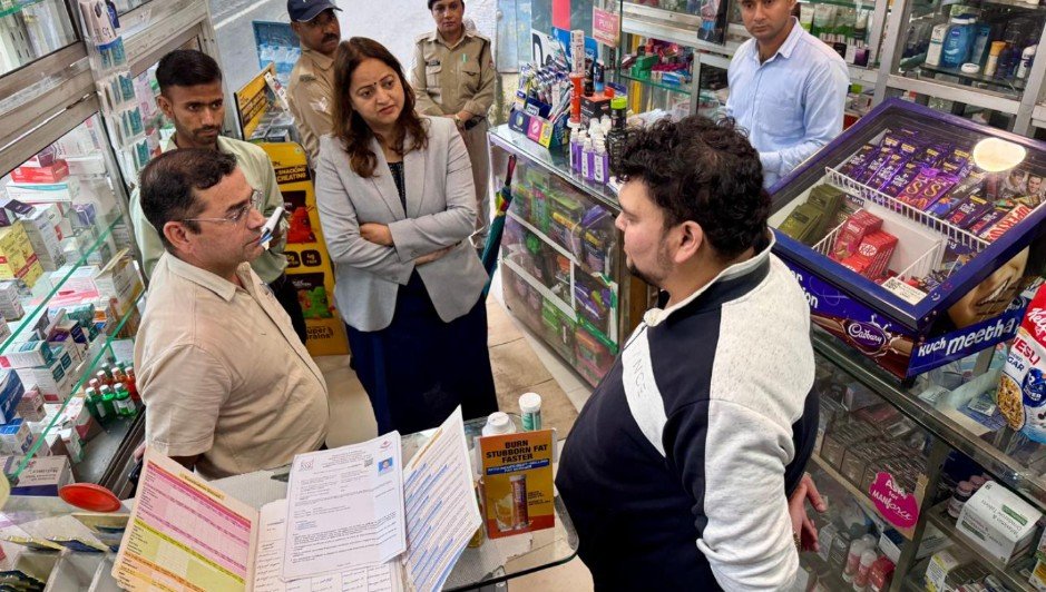मसूरी में मेडिकल स्टोरों पर संयुक्त औचक निरीक्षण, तीन प्रतिष्ठानों में दवा बिक्री पर रोक