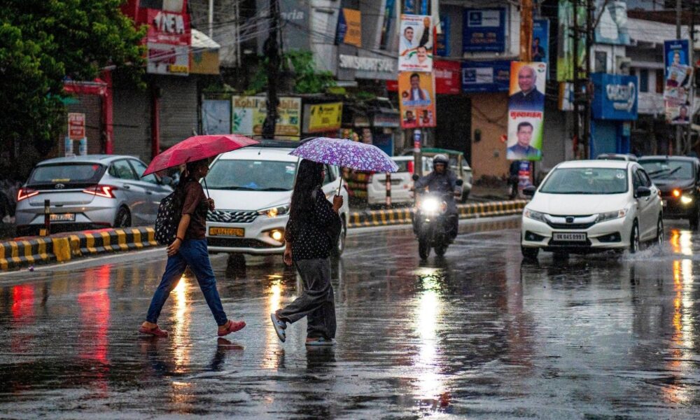 उत्तराखंड में भारी बारिश का अलर्ट, देहरादून में स्कूल बंद; ऋषिकेश-देहरादून हाईवे पर यातायात बाधित