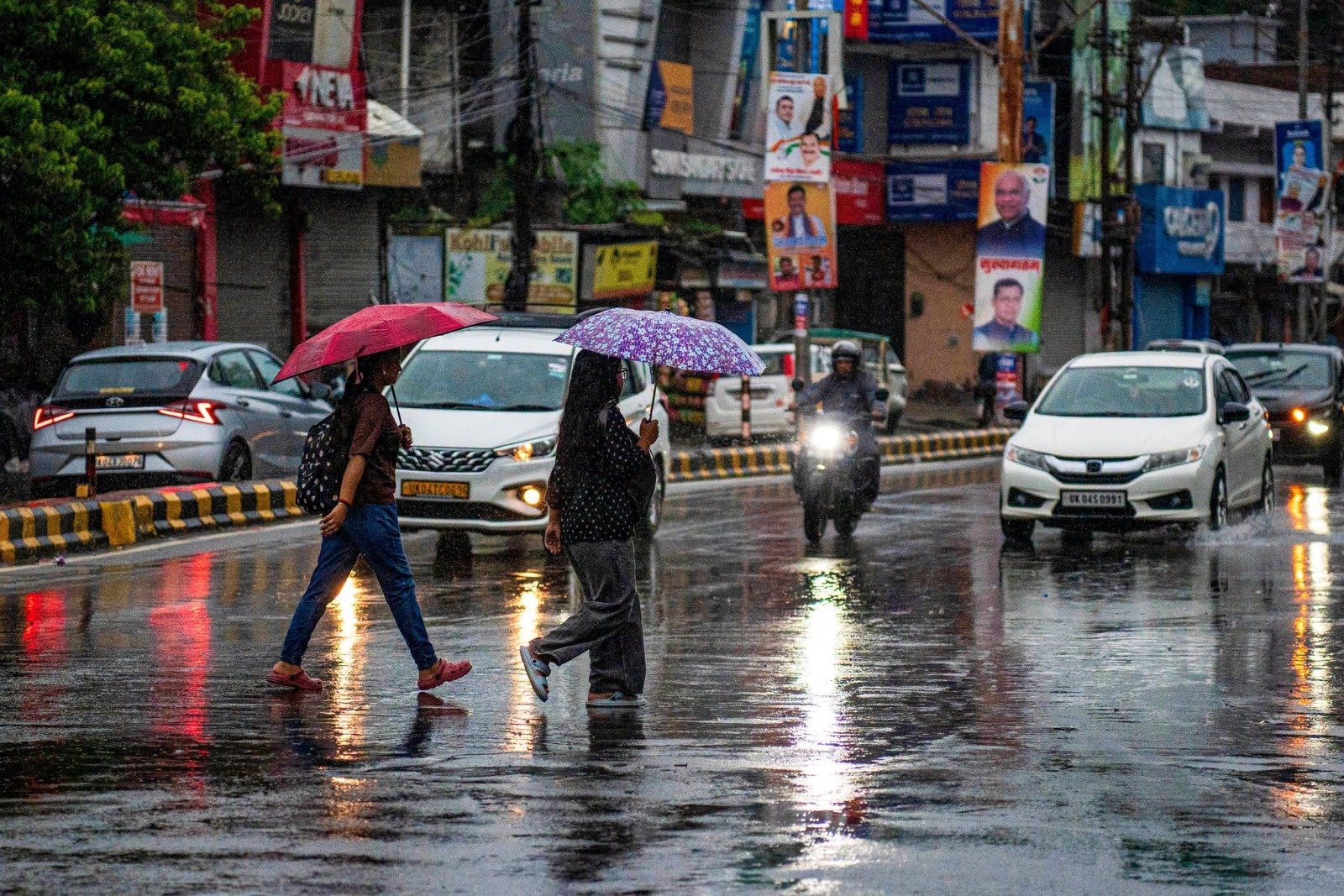 उत्तराखंड में भारी बारिश का अलर्ट, देहरादून में स्कूल बंद; ऋषिकेश-देहरादून हाईवे पर यातायात बाधित