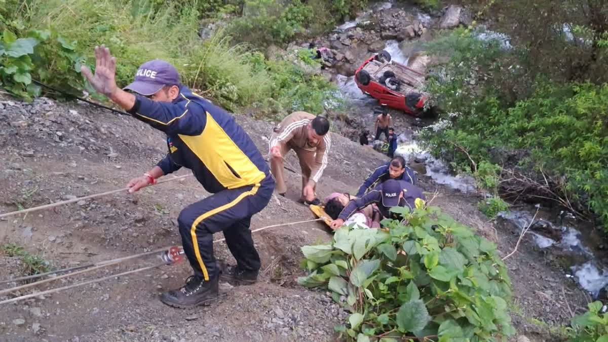 अनियंत्रित होकर 35 मीटर गहरी खाई में गिरी कार, 5 लोग घायल..