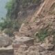 पहाड़ी दरकने से यातायात पूरी तरह ठप, NHAI राहत कार्य में जुटी…