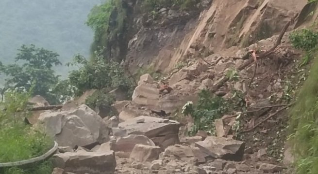 पहाड़ी दरकने से यातायात पूरी तरह ठप, NHAI राहत कार्य में जुटी…