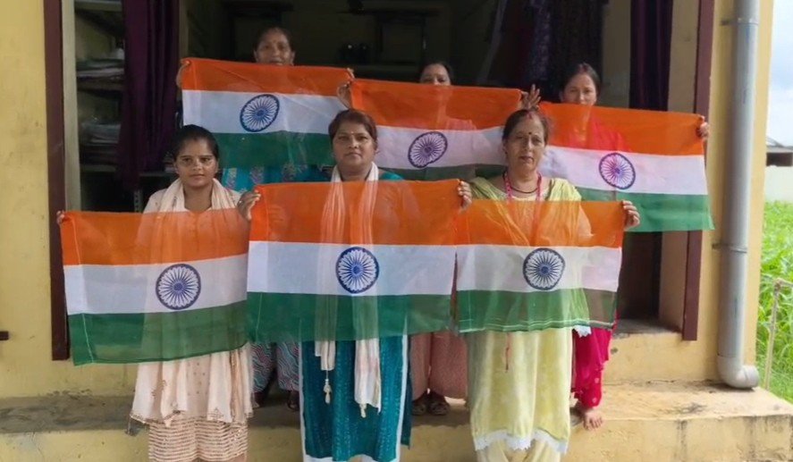हर घर लहराएगा दून का हैंडमेड तिरंगा, देहरादून में समूह की महिलाएं बना रहीं तिरंगा