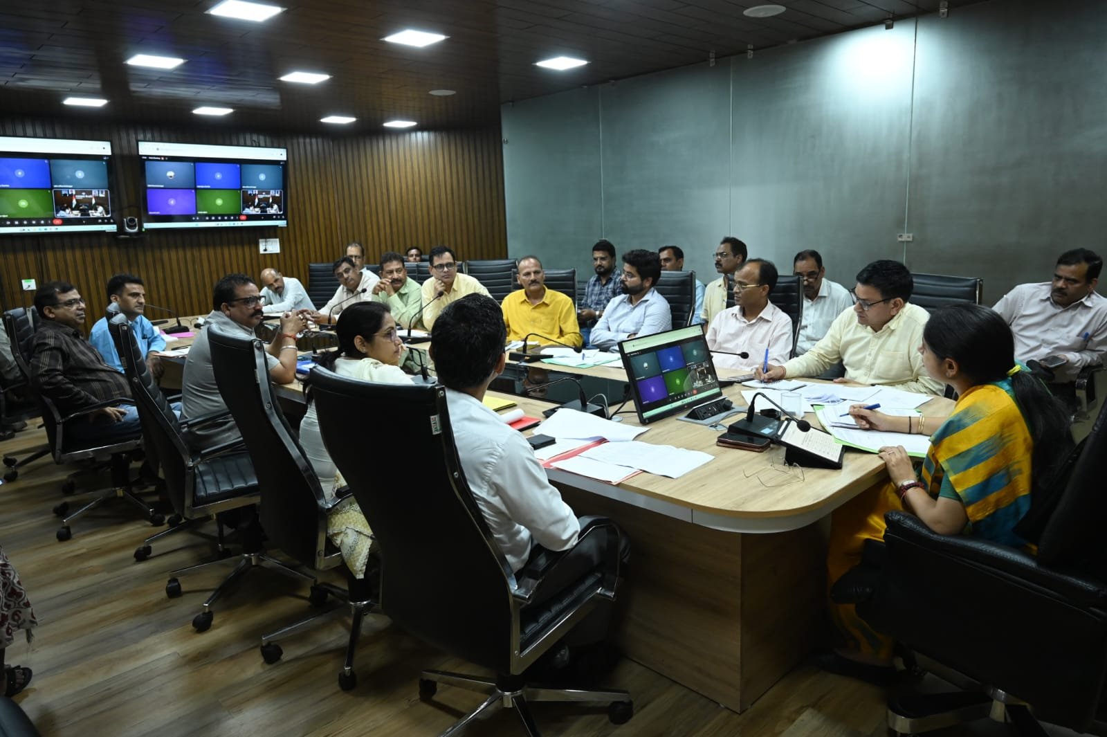 टिहरी में सड़क प्रभावित काश्तकारों के प्रतिकर भुगतान की समीक्षा, डीएम ने दिए निर्देश
