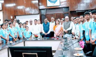 देवप्रयाग विधानसभा क्षेत्र के टॉपर विद्यार्थियों से मिले मुख्य सचिव, कदम से कदम मिलाकर चलने की दी सीख