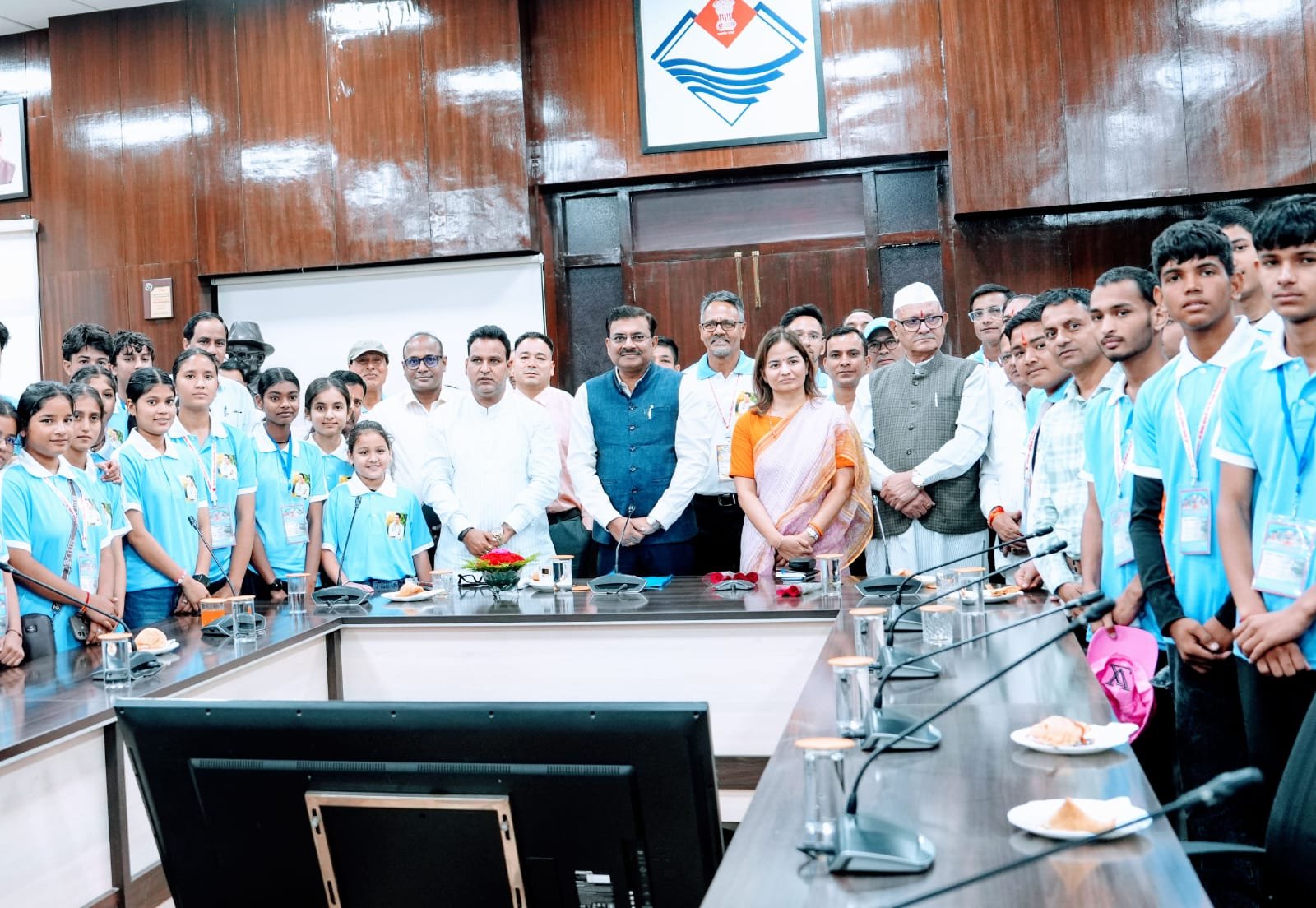 देवप्रयाग विधानसभा क्षेत्र के टॉपर विद्यार्थियों से मिले मुख्य सचिव, कदम से कदम मिलाकर चलने की दी सीख