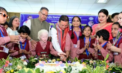 अपना जन्म दिवस मनाने दिव्यांग बच्चों के बीच पहुंचे सीएम धामी, बच्चों के साथ काटा केक