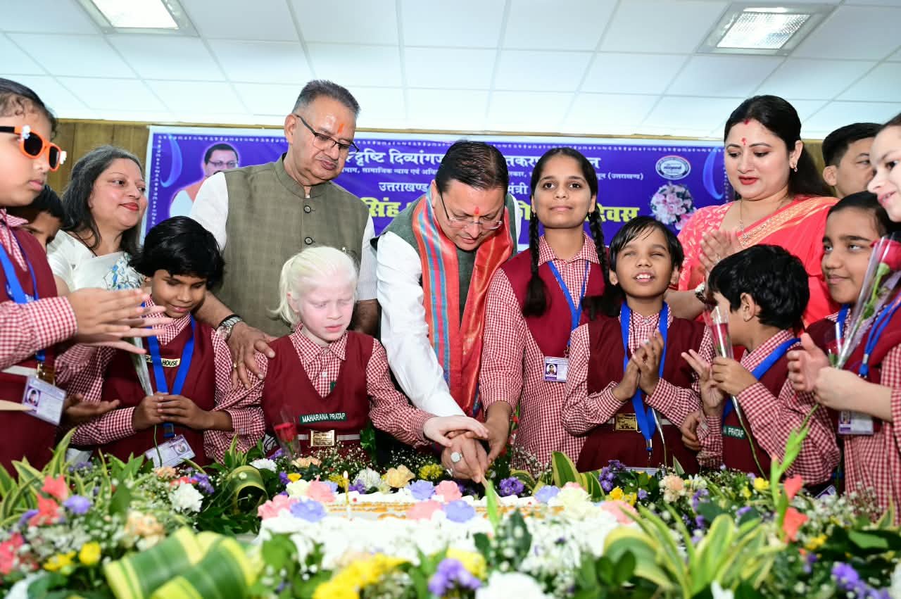 अपना जन्म दिवस मनाने दिव्यांग बच्चों के बीच पहुंचे सीएम धामी, बच्चों के साथ काटा केक