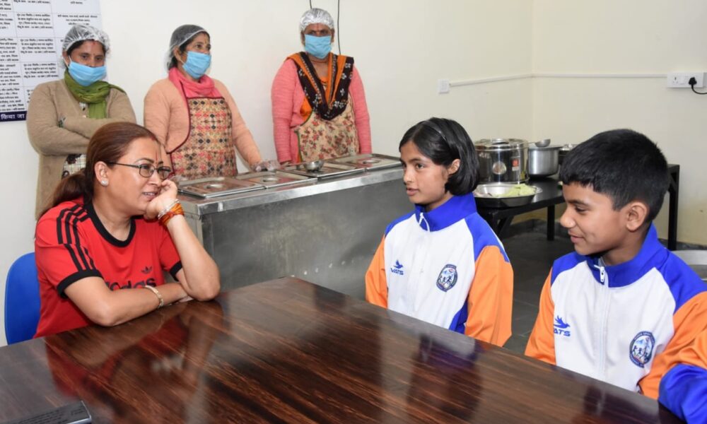 खेल मंत्री रेखा आर्या ने किया महिला स्पोर्ट्स कॉलेज का निरीक्षण, बालिकाओं से भी किया संवाद