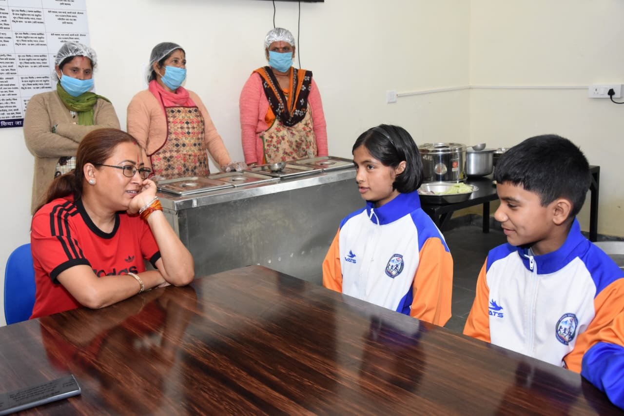 खेल मंत्री रेखा आर्या ने किया महिला स्पोर्ट्स कॉलेज का निरीक्षण, बालिकाओं से भी किया संवाद