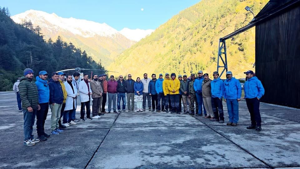 कालिंदी पास क्षेत्र में फंसे 8 ट्रेकर्स को सुरक्षित निकाला, सभी को हेलीकॉप्टर से पहुंचाया हर्षिल
