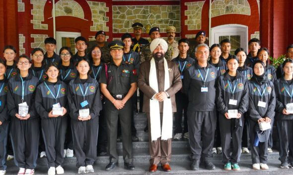 लेह-लद्दाख के विद्यार्थियों ने की राज्यपाल लेफ्टिनेंट जनरल गुरमीत सिंह से मुलाकात, कहा- “तिरंगा हम सभी को जोड़ता है”