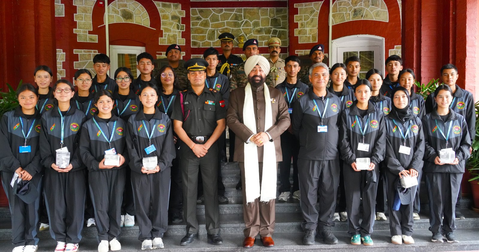 लेह-लद्दाख के विद्यार्थियों ने की राज्यपाल लेफ्टिनेंट जनरल गुरमीत सिंह से मुलाकात, कहा- “तिरंगा हम सभी को जोड़ता है”