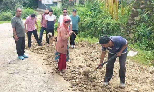 पिथौरागढ़ में आंदोलन की चेतावनी मिलते ही खुली पालिका की नींद, गड्ढे भरने का काम शुरू