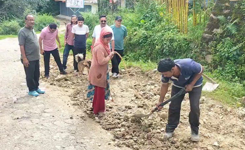 पिथौरागढ़ में आंदोलन की चेतावनी मिलते ही खुली पालिका की नींद, गड्ढे भरने का काम शुरू