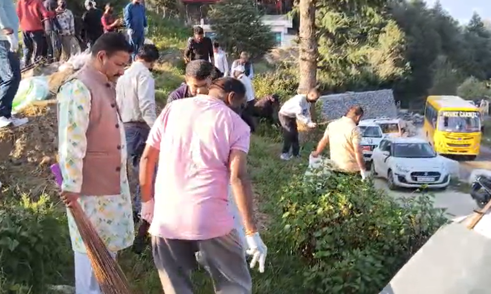 सीएम धामी के जन्मदिवस पर चम्पावत में स्वच्छता अभियान, टी-गार्डन में जनप्रतिनिधियों ने किया श्रमदान