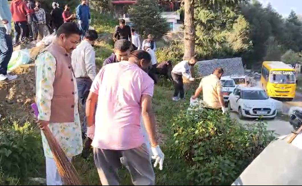 सीएम धामी के जन्मदिवस पर चम्पावत में स्वच्छता अभियान, टी-गार्डन में जनप्रतिनिधियों ने किया श्रमदान