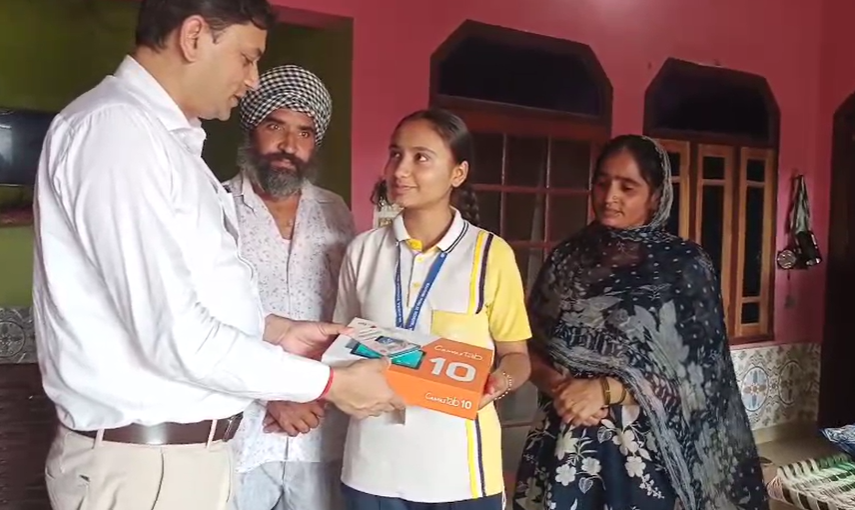 लवप्रीत की सोच ने जीता CM धामी का दिल, घर पहुंचकर अधिकारियों ने सौंपा टैबलेट