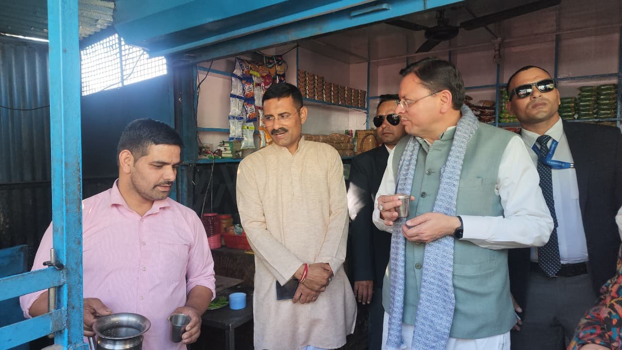 सीएम धामी सड़क मार्ग से देहरादून जा रहे, श्रीनगर चुंगी पर स्थानीय दुकान में पी चाय, ‘लोकल फॉर वोकल’ का दिया संदेश