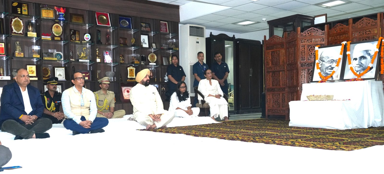 महात्मा गांधी और लाल बहादुर शास्त्री की जयंती आज, राज्यपाल ने पुष्प अर्पित कर दी श्रद्धांजलि