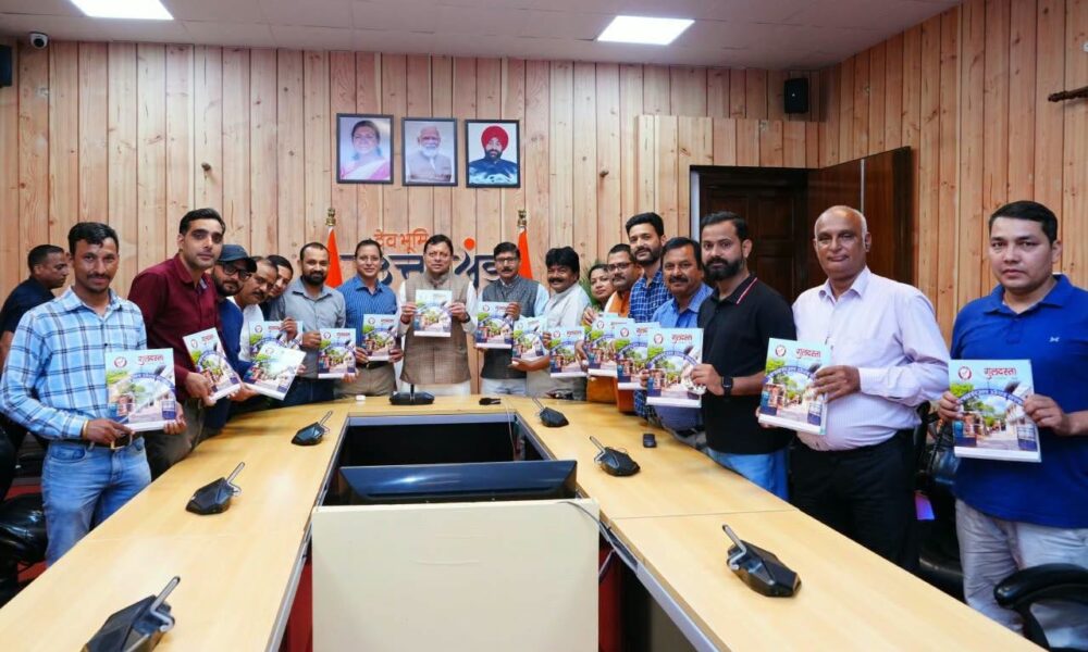 सीएम धामी ने उत्तराखण्ड प्रेस क्लब की स्मारिका ‘गुलदस्ता’ का विमोचन, कहा- पत्रकारिता लोकतंत्र का महत्वपूर्ण स्तंभ